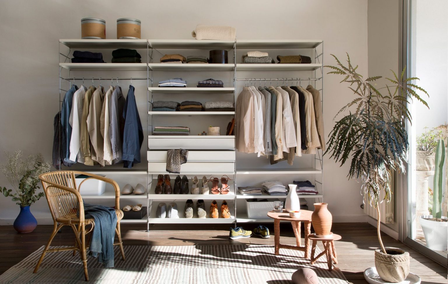 03_TRIA_shelving_system_dressing_room_01_wb-1536x974.jpg